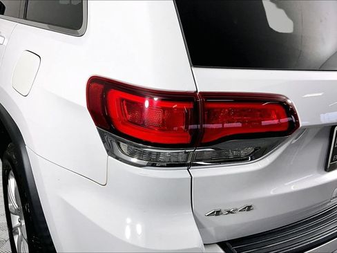 Used 2021 Jeep Grand Cherokee Laredo AWD/4WD image 22