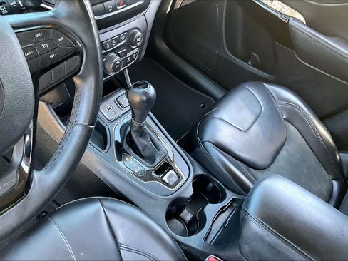 Used 2019 Jeep Cherokee Latitude Plus FWD image 16