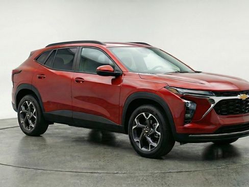 Used 2025 Chevrolet Trax LT FWD image 1
