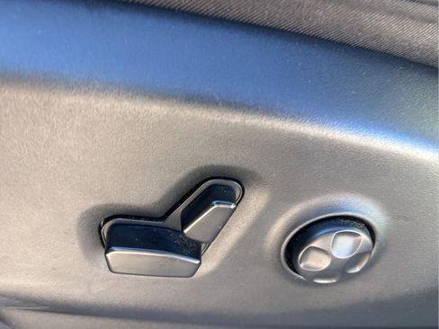 Certified 2024 Chrysler Pacifica Touring-L image 26