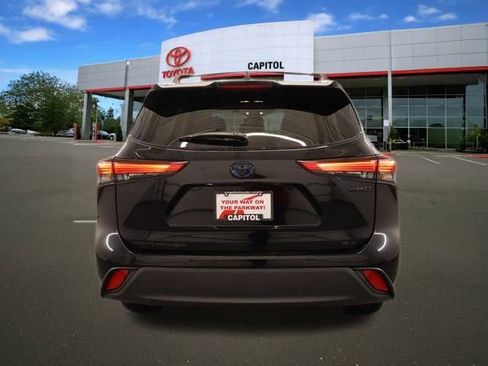 Certified 2023 Toyota Highlander XLE image 6
