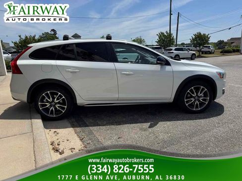 Used 2018 Volvo V60 T5 Cross Country AWD/4WD image 5