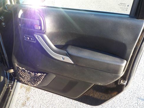 Used 2016 Jeep Wrangler Unlimited Rubicon w/ Connectivity Group image 15