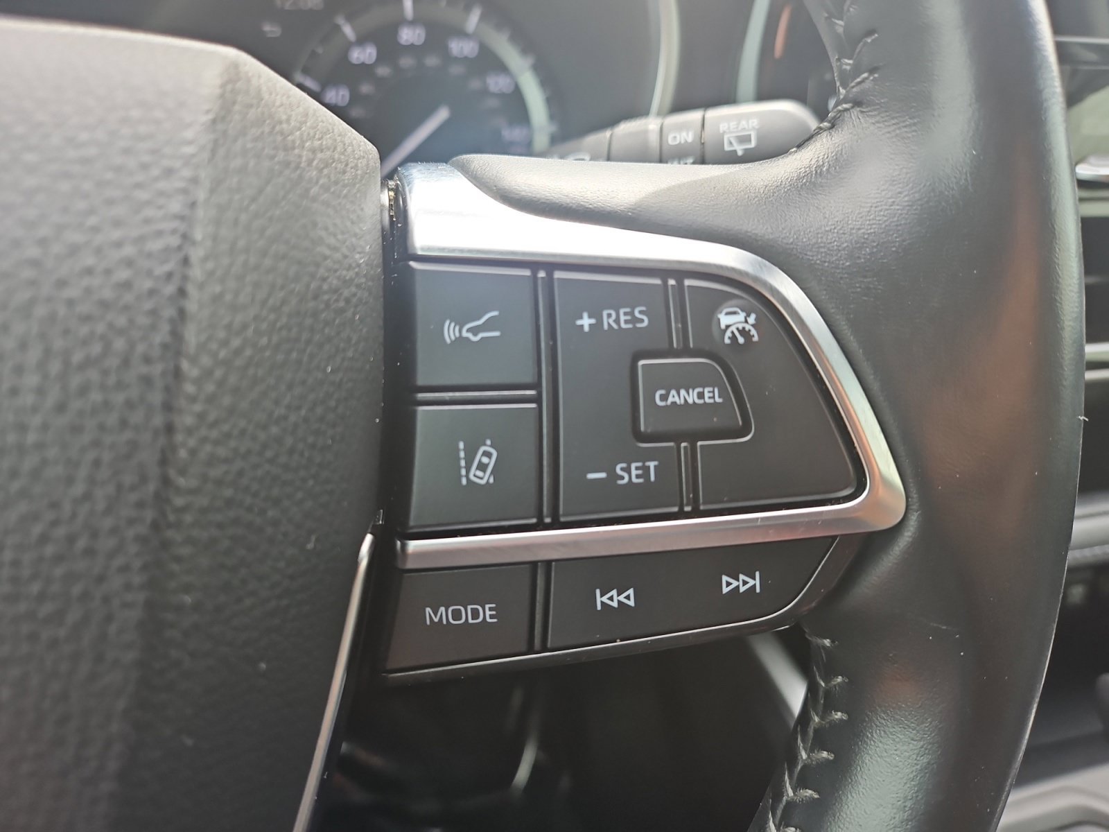 Used 2020 Toyota Highlander XLE FWD image 29