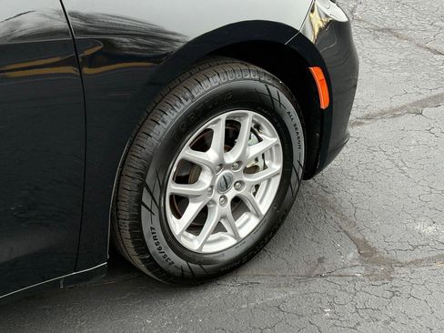 Used 2024 Chrysler Pacifica Touring-L image 9