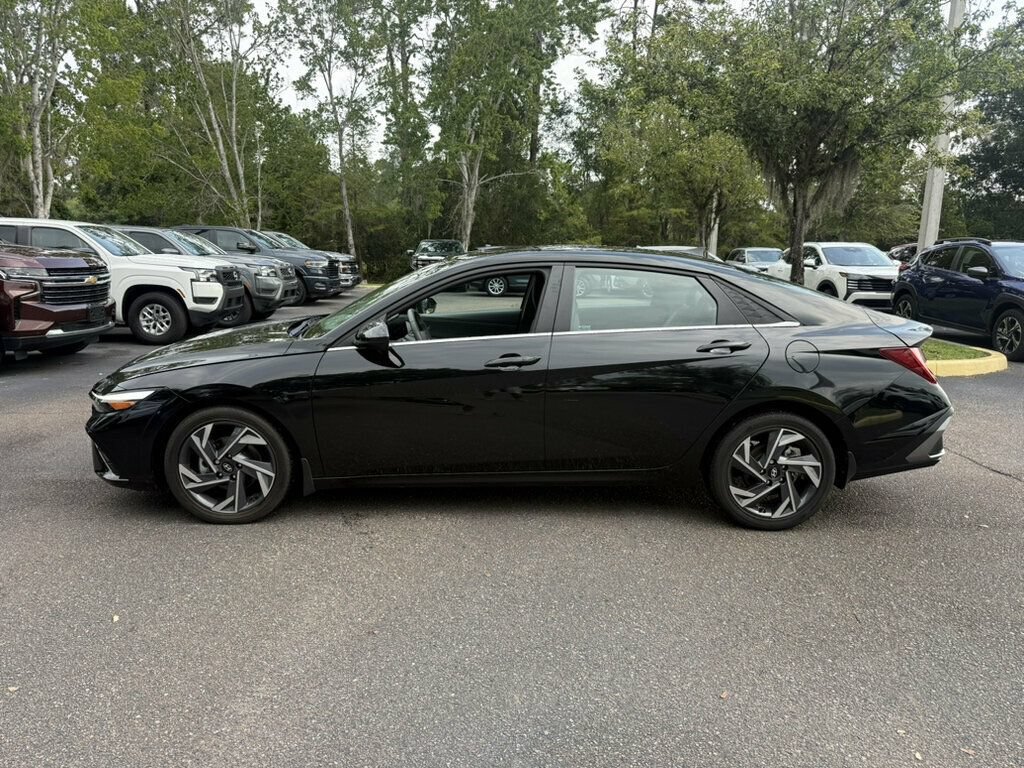 Used 2025 Hyundai Elantra SEL FWD image 2