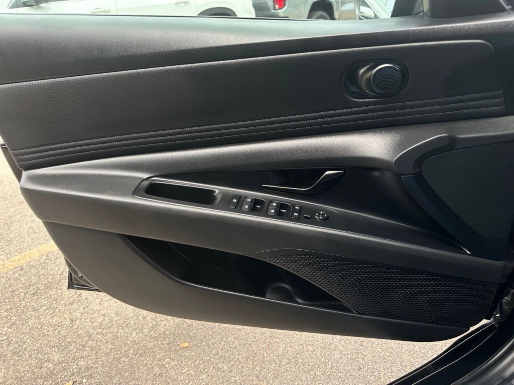 Used 2025 Hyundai Elantra SEL FWD image 23