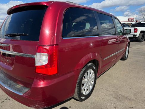 Used 2015 Chrysler Town & Country Touring image 11