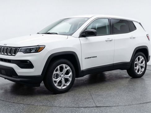 Used 2025 Jeep Compass Latitude AWD/4WD image 3