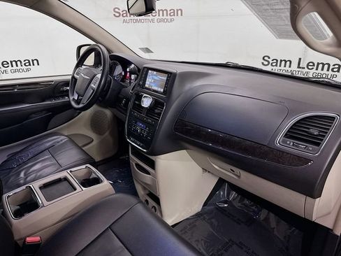 Used 2016 Chrysler Town & Country Touring w/ Driver Convenience Group image 31