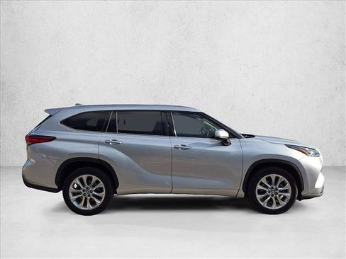 Used 2021 Toyota Highlander Limited FWD image 4