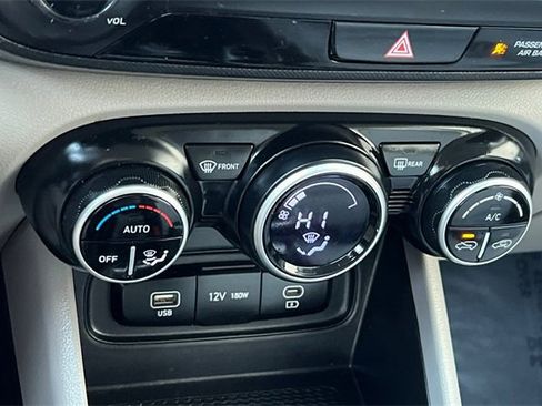 Used 2025 Hyundai Venue SEL image 25