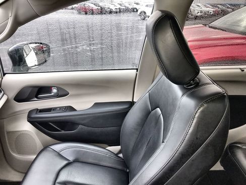 Used 2024 Chrysler Pacifica Touring-L image 23