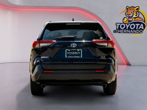 Used 2022 Toyota RAV4 XLE Premium AWD/4WD image 7