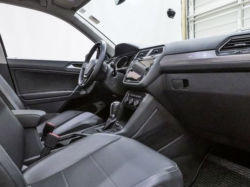 Used 2018 Volkswagen Tiguan SEL FWD image 14