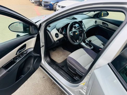 Used 2013 Chevrolet Cruze LS FWD image 9