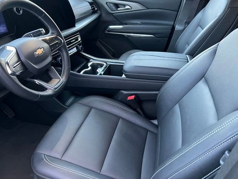 Used 2025 Chevrolet Traverse LT image 9