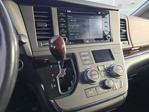 Used 2019 Toyota Sienna Limited image 32
