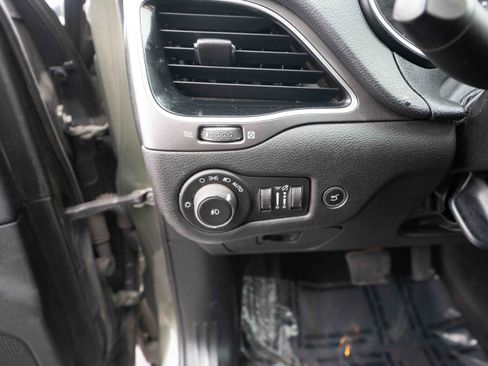 Used 2019 Jeep Cherokee Limited image 11