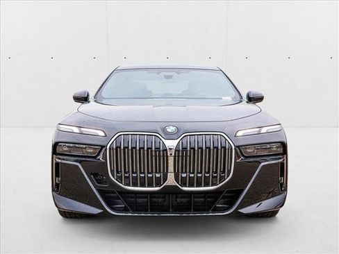 Used 2025 BMW 740i xDrive AWD/4WD image 2
