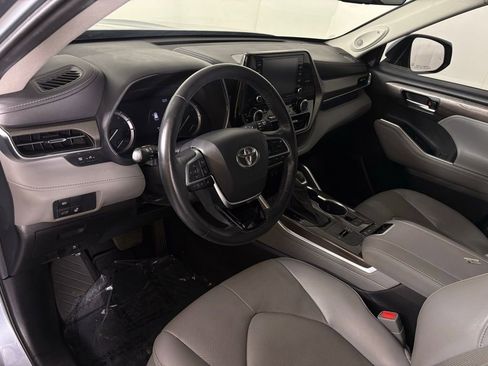 Used 2021 Toyota Highlander Limited image 16
