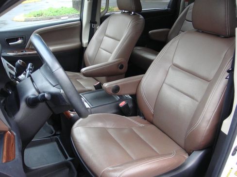 Used 2016 Toyota Sienna Limited Premium w/ Outdoor Package AWD/4WD image 2