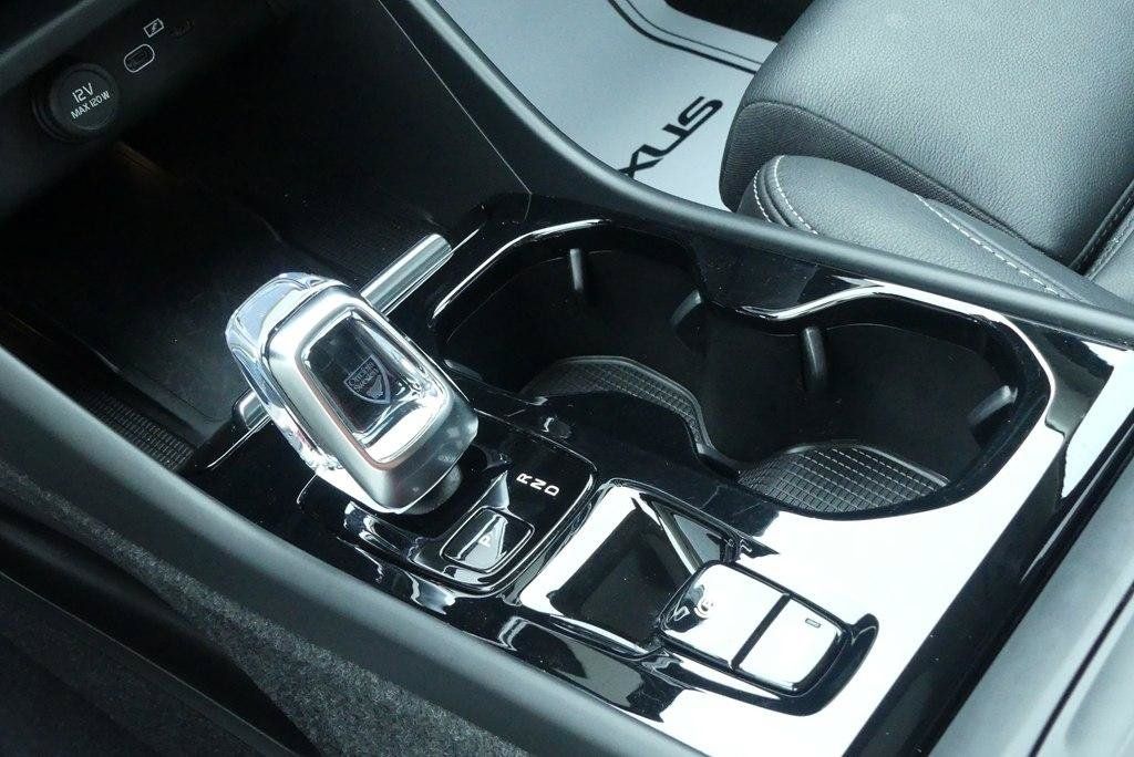 Used 2024 Volvo XC40 B5 Plus AWD/4WD image 27