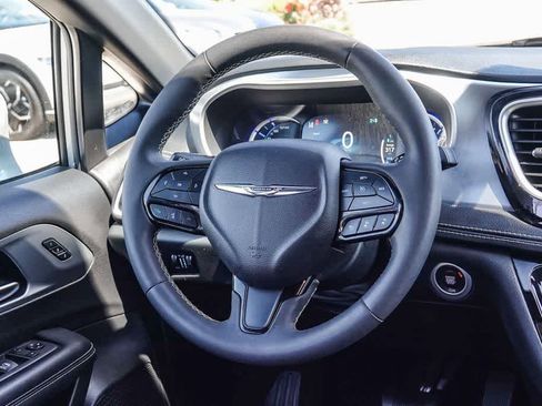 Used 2022 Chrysler Pacifica Touring-L w/ S Appearance Package FWD image 14