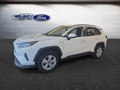Used 2019 Toyota RAV4 LE AWD/4WD image 2