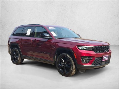 Used 2022 Jeep Grand Cherokee Altitude AWD/4WD image 3