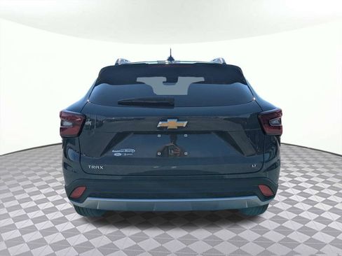 Used 2025 Chevrolet Trax LT FWD image 4