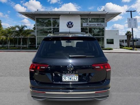 Used 2023 Volkswagen Tiguan SE w/ Panoramic Sunroof Package FWD image 5