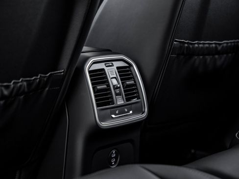 Certified 2026 Porsche Macan AWD/4WD image 36