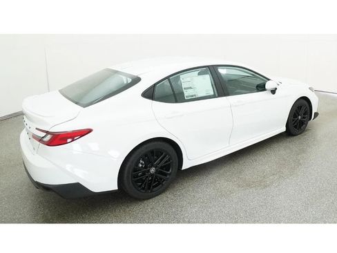 Used 2026 Toyota Camry SE FWD image 9