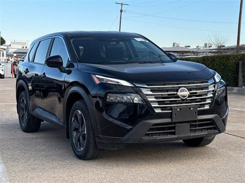 Used 2025 Nissan Rogue SV image 2