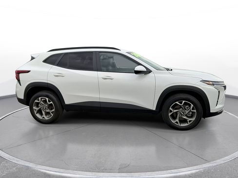 Used 2025 Chevrolet Trax LT FWD image 9