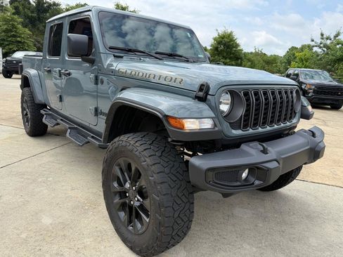 Used 2024 Jeep Gladiator Sport AWD/4WD image 7