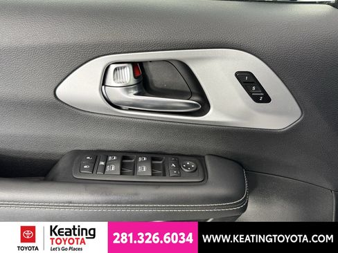 Used 2025 Chrysler Pacifica Limited FWD image 12