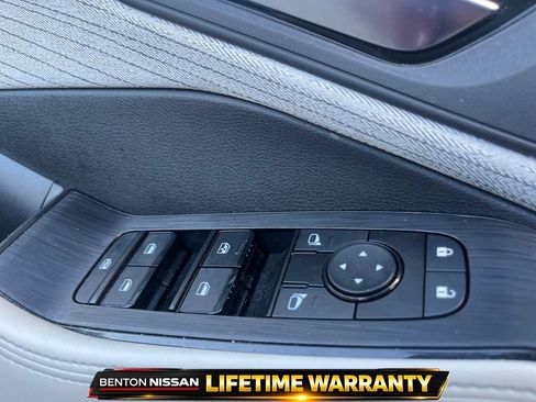 Used 2023 Nissan Rogue SV FWD image 12