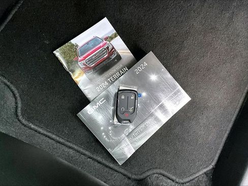 Used 2024 GMC Terrain SLT AWD/4WD image 10