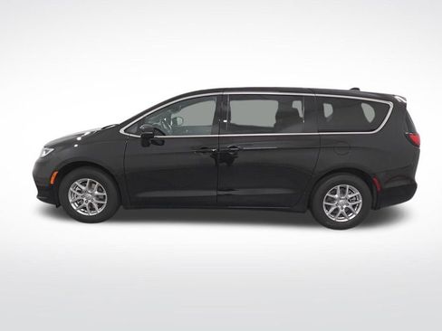 New 2026 Chrysler Pacifica Select image 2