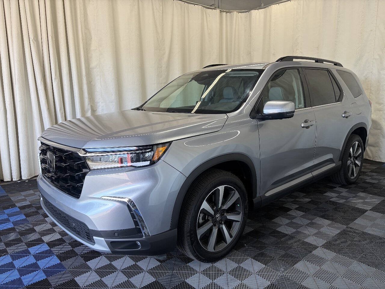Used 2025 Honda Pilot Elite image 2