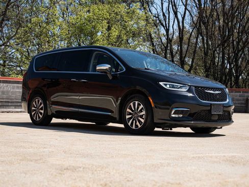 Used 2022 Chrysler Pacifica Limited w/ Uconnect Theater Family Group FWD image 7