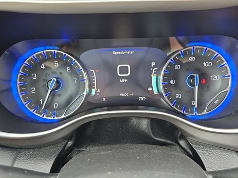 Used 2023 Chrysler Pacifica Touring-L FWD image 24