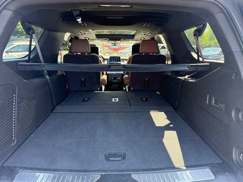 Used 2024 Chevrolet Suburban High Country AWD/4WD image 8