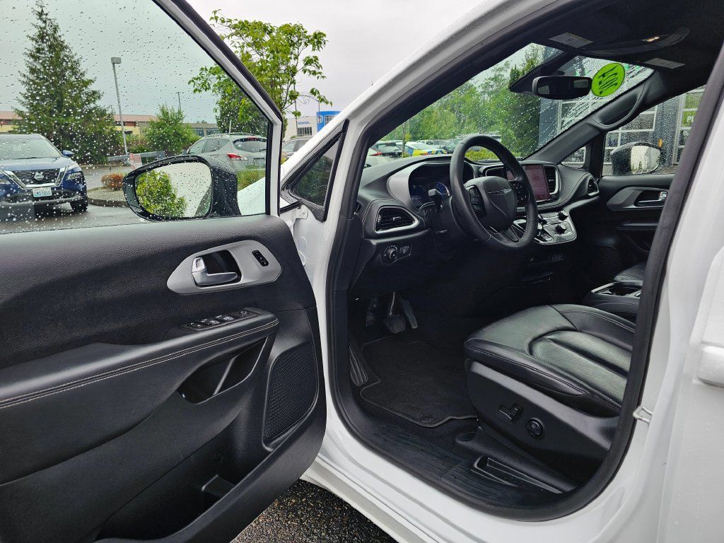 Used 2024 Chrysler Pacifica Limited FWD image 16