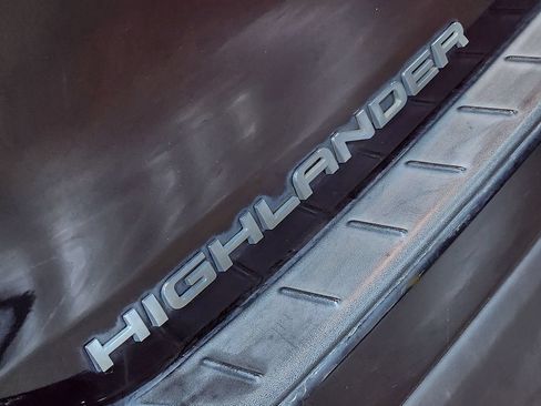 Used 2022 Toyota Highlander XLE FWD image 25