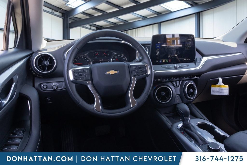 New 2025 Chevrolet Blazer LT w/ Convenience Package FWD image 17