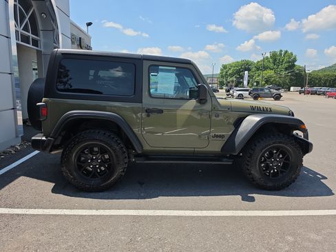 Used 2025 Jeep Wrangler Sport AWD/4WD image 2