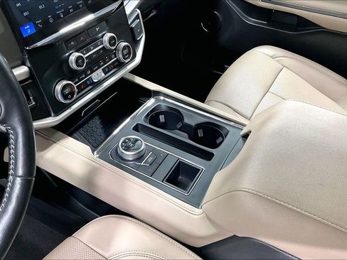 Used 2024 Ford Expedition Max XLT image 17